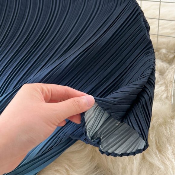 Women Pleated Two Piece Set Round Neck Tops and High Waist Draped Skirt - Picture 4 of 7